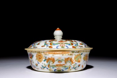 Een Chinese famille rose export &ldquo;Pompadour&rdquo; papkom met deksel, ca. 1745