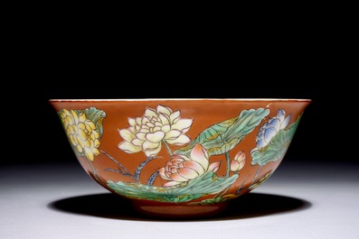 Un bol en porcelaine de Chine &agrave; d&eacute;cor falangcai sur fond corail, marque Yuzhi en bleu, 19/20&egrave;me