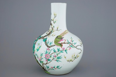 Een fijne Chinese famille rose tianqiuping vaas met vogels in gebladerte, 19/20e eeuw