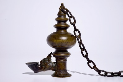 Une lampe &agrave; huile en bronze, Tibet, 19/20&egrave;me