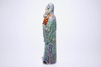 Deux figures d'immortels et un Bouddha en porcelaine de Chine famille rose, 19/20&egrave;me