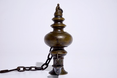 Une lampe &agrave; huile en bronze, Tibet, 19/20&egrave;me