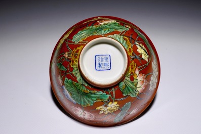 Un bol en porcelaine de Chine &agrave; d&eacute;cor falangcai sur fond corail, marque Yuzhi en bleu, 19/20&egrave;me