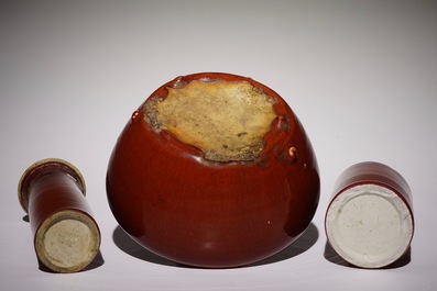 Un pot &agrave; pinceaux, un vase et un bol en porcelaine de Chine monochrome sang de boeuf, 19/20&egrave;me