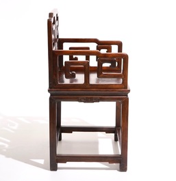 Een paar Chinese gesculpteerde hardhouten stoelen, 19e eeuw