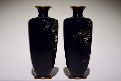 Een paar fijne Japanse cloisonn&eacute; vazen, Meiji, 19e eeuw