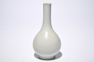 Un vase de forme bouteille en porcelaine de Chine monochrome blanc &agrave; d&eacute;cor anhua de d'un dragon, 18/19&egrave;me