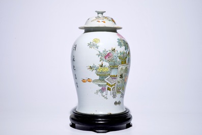 Un vase couvert en porcelaine de Chine qianjiang cai &agrave; d&eacute;cor des &quot;100 antiquit&eacute;s&quot;, 19/20&egrave;me