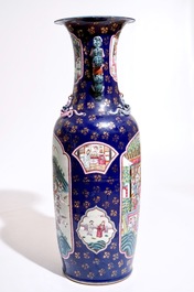 Een erg grote Chinese vaas met famille rose decor op bleu poudr&eacute; fondkleur, 20e eeuw