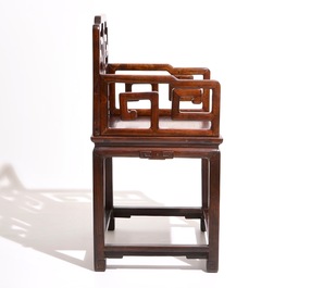 Een paar Chinese gesculpteerde hardhouten stoelen, 19e eeuw