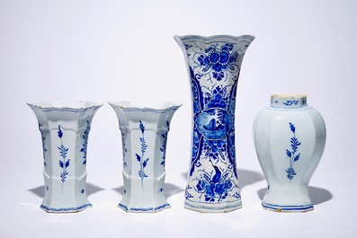 Een blauw-witte driedelige Delftse garnituur, hierbij een grote trechtervormige vaas, 18e eeuw