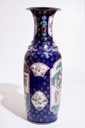 Een erg grote Chinese vaas met famille rose decor op bleu poudr&eacute; fondkleur, 20e eeuw