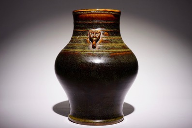 Un vase de forme hu en porcelaine de Chine monochrome poudre de th&eacute;, marque de Qianlong, 19&egrave;me