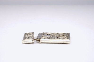 A Chinese silver card box and a cigarette case, 19/20th C.