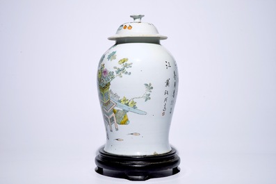 Un vase couvert en porcelaine de Chine qianjiang cai &agrave; d&eacute;cor des &quot;100 antiquit&eacute;s&quot;, 19/20&egrave;me