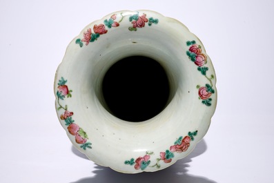 Un vase en porcelaine de Chine famille rose &agrave; d&eacute;cor de cavaliers, 19&egrave;me