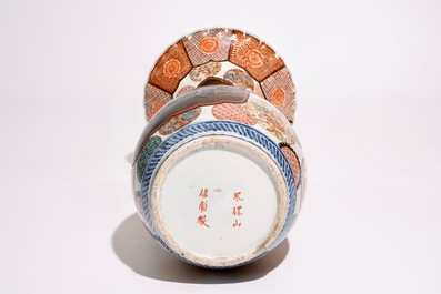 Un vase en porcelaine Imari aux r&eacute;serves en laque, Meiji, 19&egrave;me