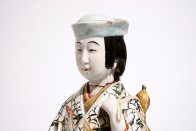 Une chope et une assiette en porcelaine Arita de Japon, 17/18&egrave;me, avec une figure en Imari, 18/19&egrave;me