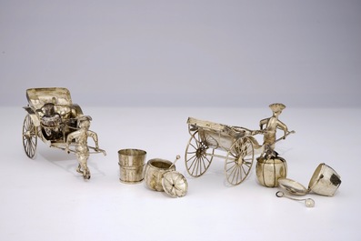 Een paar Chinese zilveren peper-, zout- en mosterdstellen in de vorm van riksja-lopers, 19e eeuw