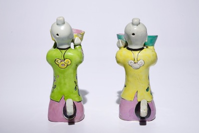 Une paire de figures de gar&ccedil;ons assis en porcelaine de Chine famille rose, 18/19&egrave;me