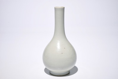 Een Chinese monochroom witte anhua-gedecoreerde vaas met draak, 18/19e eeuw