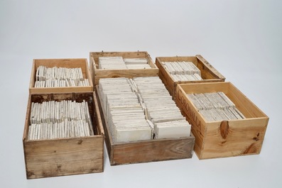 Een lot van ca. 350 witte Delftse tegels, 18e eeuw