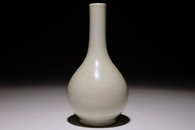 Un vase de forme bouteille en porcelaine de Chine monochrome blanc &agrave; d&eacute;cor anhua de d'un dragon, 18/19&egrave;me