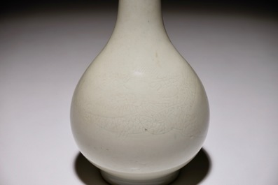 Un vase de forme bouteille en porcelaine de Chine monochrome blanc &agrave; d&eacute;cor anhua de d'un dragon, 18/19&egrave;me