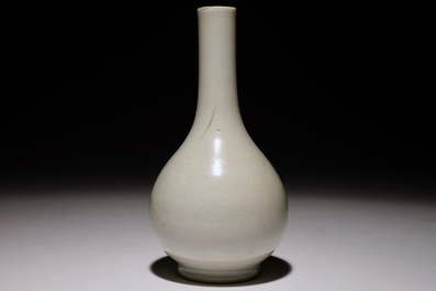 Un vase de forme bouteille en porcelaine de Chine monochrome blanc &agrave; d&eacute;cor anhua de d'un dragon, 18/19&egrave;me