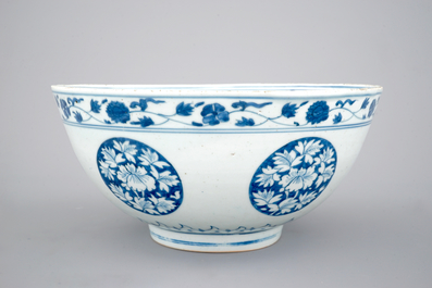 A blue and white Chinese porcelain bowl with horses, Ming, Jiajing/Wanli