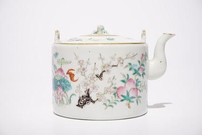 Une plaque, un plat et une th&eacute;i&egrave;re en porcelaine de Chine famille rose, 19&egrave;me