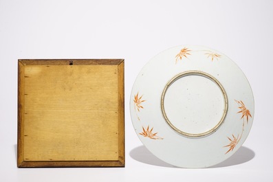 Une plaque, un plat et une th&eacute;i&egrave;re en porcelaine de Chine famille rose, 19&egrave;me