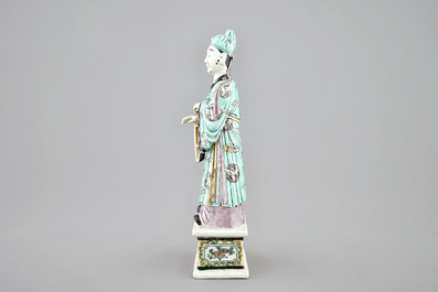 Un vase aux dragons, un vase rouleau et une figure en porcelaine de Chine famille verte, 19&egrave;me