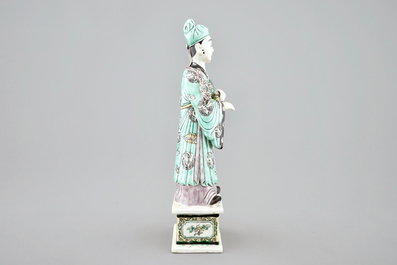 Un vase aux dragons, un vase rouleau et une figure en porcelaine de Chine famille verte, 19&egrave;me