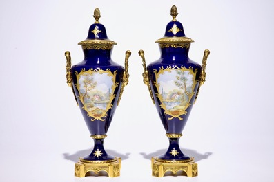 Une paire de vases couverts en porcelaine de style S&egrave;vres mont&eacute;s en bronze ormolu, 20&egrave;me