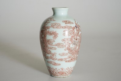 Un vase en porcelaine de Chine aux dragons parmi nuages, 19/20&egrave;me