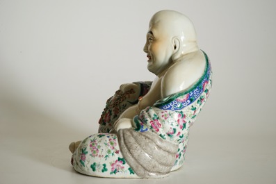 Un grand mod&egrave;le de Bouddha en porcelaine de Chine famille rose, 19/20&egrave;me