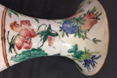 Une paire de vases en porcelaine de Chine famille rose &agrave; d&eacute;cor Wu Shuang Pu, 19&egrave;me