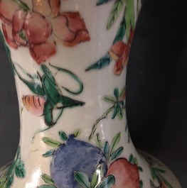 Une paire de vases en porcelaine de Chine famille rose &agrave; d&eacute;cor Wu Shuang Pu, 19&egrave;me