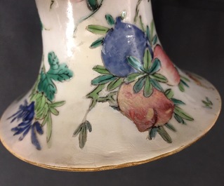 Une paire de vases en porcelaine de Chine famille rose &agrave; d&eacute;cor Wu Shuang Pu, 19&egrave;me