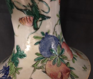 Une paire de vases en porcelaine de Chine famille rose &agrave; d&eacute;cor Wu Shuang Pu, 19&egrave;me