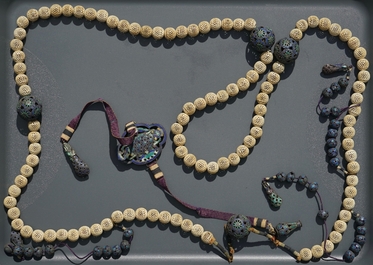 Un collier pour la cour chinoise en ivoire et argent &eacute;maill&eacute;, 18&egrave;me