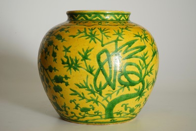 Een Chinese pot met groen &quot;Three friends of winter&quot; decor op gele fond, Wanli gemerkt, 19/20e eeuw