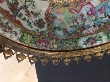 Un bol en porcelaine de Chine de Canton avec sa monture en bronze dor&eacute;, 19&egrave;me