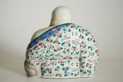 Un grand mod&egrave;le de Bouddha en porcelaine de Chine famille rose, 19/20&egrave;me