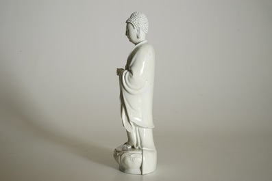 Un mod&egrave;le de Bouddha debout en blanc de Chine de Dehua, marque sur le dos, Kangxi