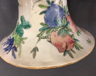 Une paire de vases en porcelaine de Chine famille rose &agrave; d&eacute;cor Wu Shuang Pu, 19&egrave;me