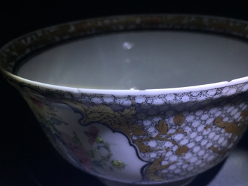 Un bol en porcelaine de Chine coquille d'oeuf famille rose et grisaille &agrave; d&eacute;cor d'un faisan, avec une tasse au m&ecirc;me d&eacute;cor, Yongzheng