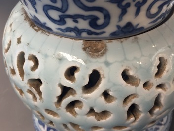 Een blauw-wit en lavendel geglazuurde zhadou kwispedoor met draaiend onderdeel, Qianlong merk, 19/20e eeuw