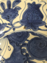 A blue and white Chinese kraak porcelain plate with horses, Ming, Wanli